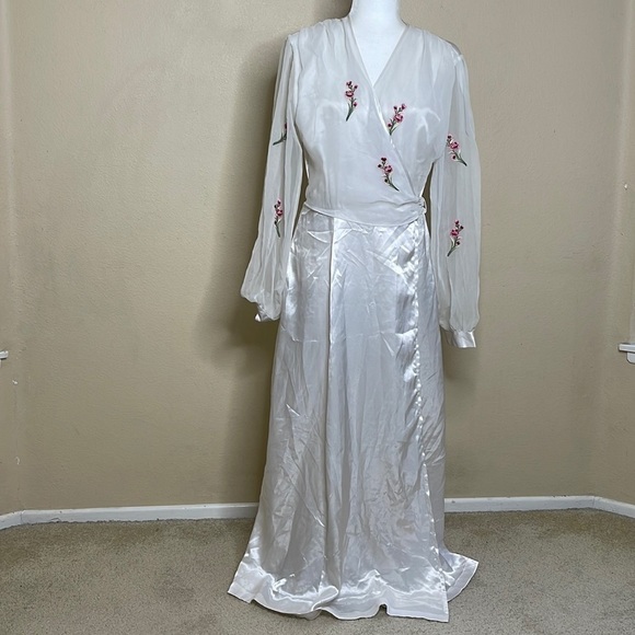 Victoria's Secret Vintage Gold Label White Embroidered Wrap Satin Robe Size M/L - Picture 2 of 10
